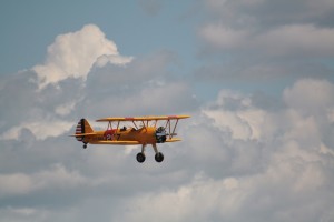 flygplan bland moln